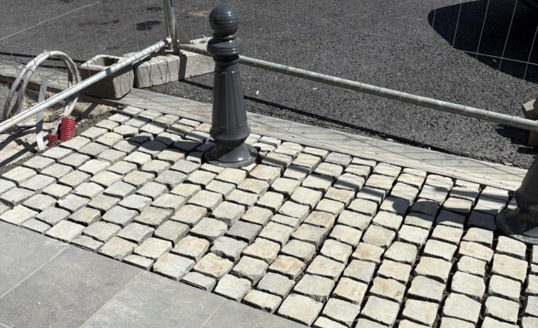 Lucrări avansează în centrul Rădăuțiului: montarea pietrei cubice a început