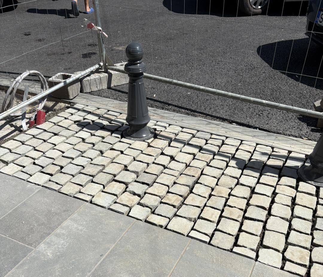 Lucrări avansează în centrul Rădăuțiului: montarea pietrei cubice a început