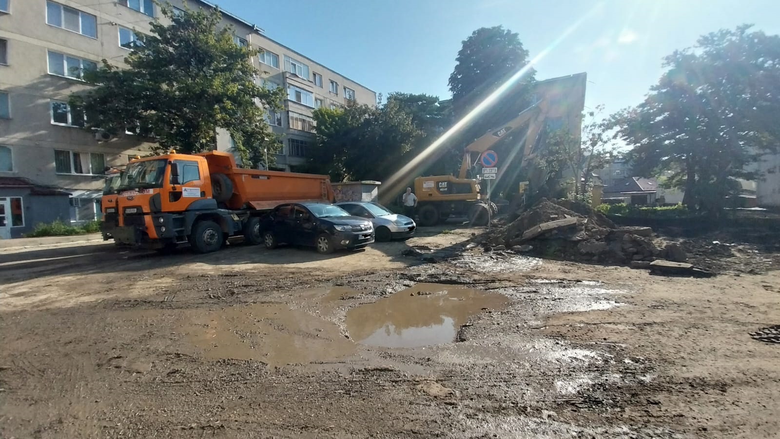 Două mașini ridicate de Poliția Locală din parcarea de pe Ștefan Tomșa. Proprietarii ignoraseră avertismentele
