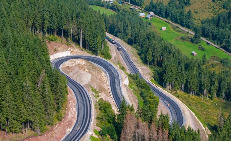 Modernizarea drumului Panaci – Bilbor prinde contur: primul strat de asfalt turnat pe DJ 174C