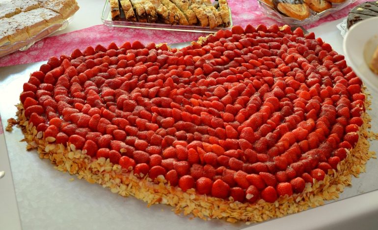 Ce este un tort de nuntă semi-naked și de ce e în trend?